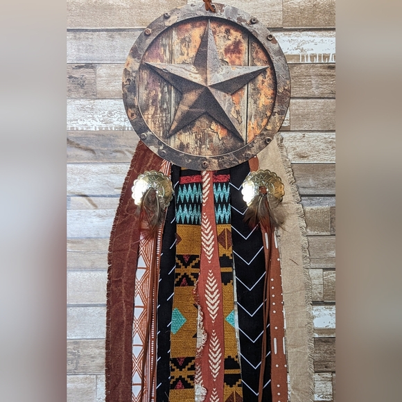 NWT Handcrafted Rustic Metal Star With Conchos Feathers & Multi Colored Trim - Picture 3 of 8